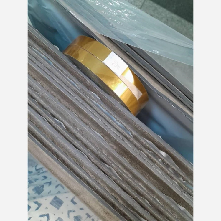 نوارPVC (تسمه) پشت چسبدار عرض 1.5cm طلایی رول 20متری (پس کرایه)