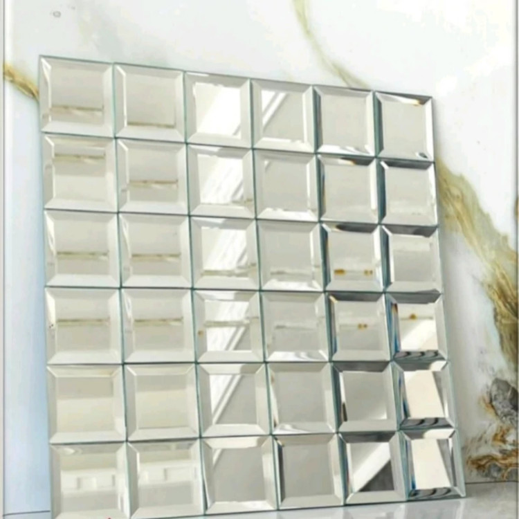 تایل آینه ای 3در3 نقره ای کد T1001،ابعاد30در30 پشت چسبدار (پسکرایه)