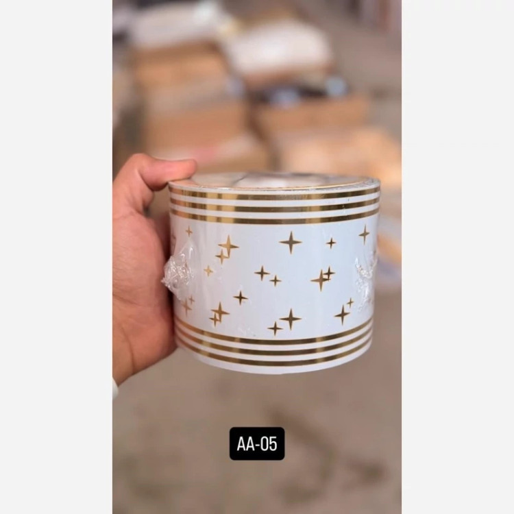 قرنیز فومی پشت چسبدار کد 05-AA ابعاد 10cmدر5متر، ضخامت 4میل (پسکرایه)