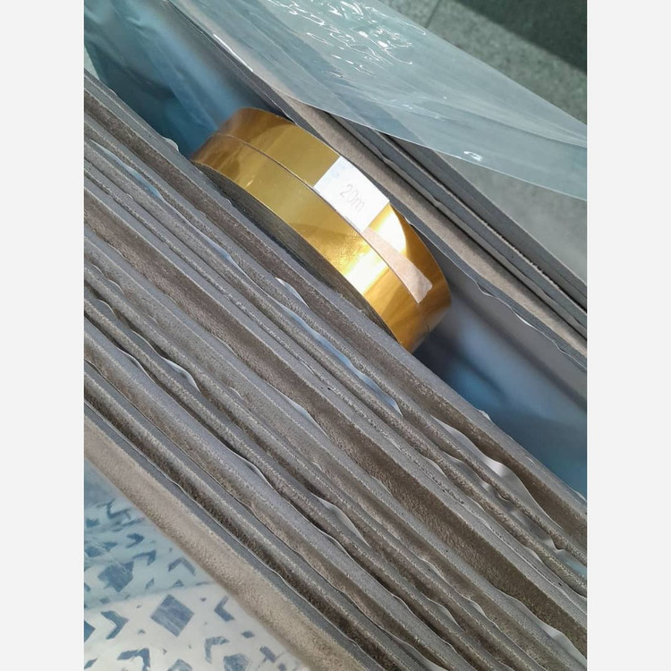 نوارPVC (تسمه) پشت چسبدار عرض 1.5cm طلایی رول 20متری (پس کرایه)