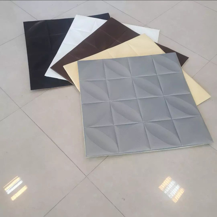 دیوارپوش فومی پشت چسبدار چهار پر 70در70 cm ضخامت 7میل (پسکرایه)