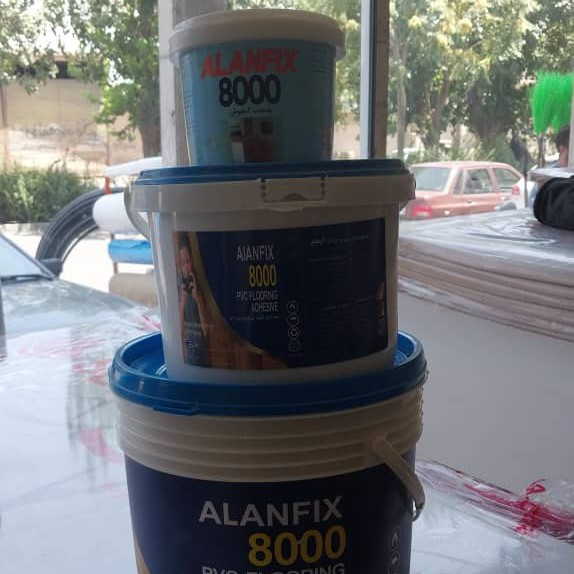 چسب خمیری کفپوش مدل آلان فیکس 8000 سطل 1 کیلویی (پسکرایه)